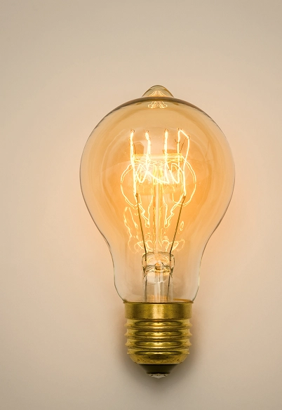 Ampoule sur fond beige